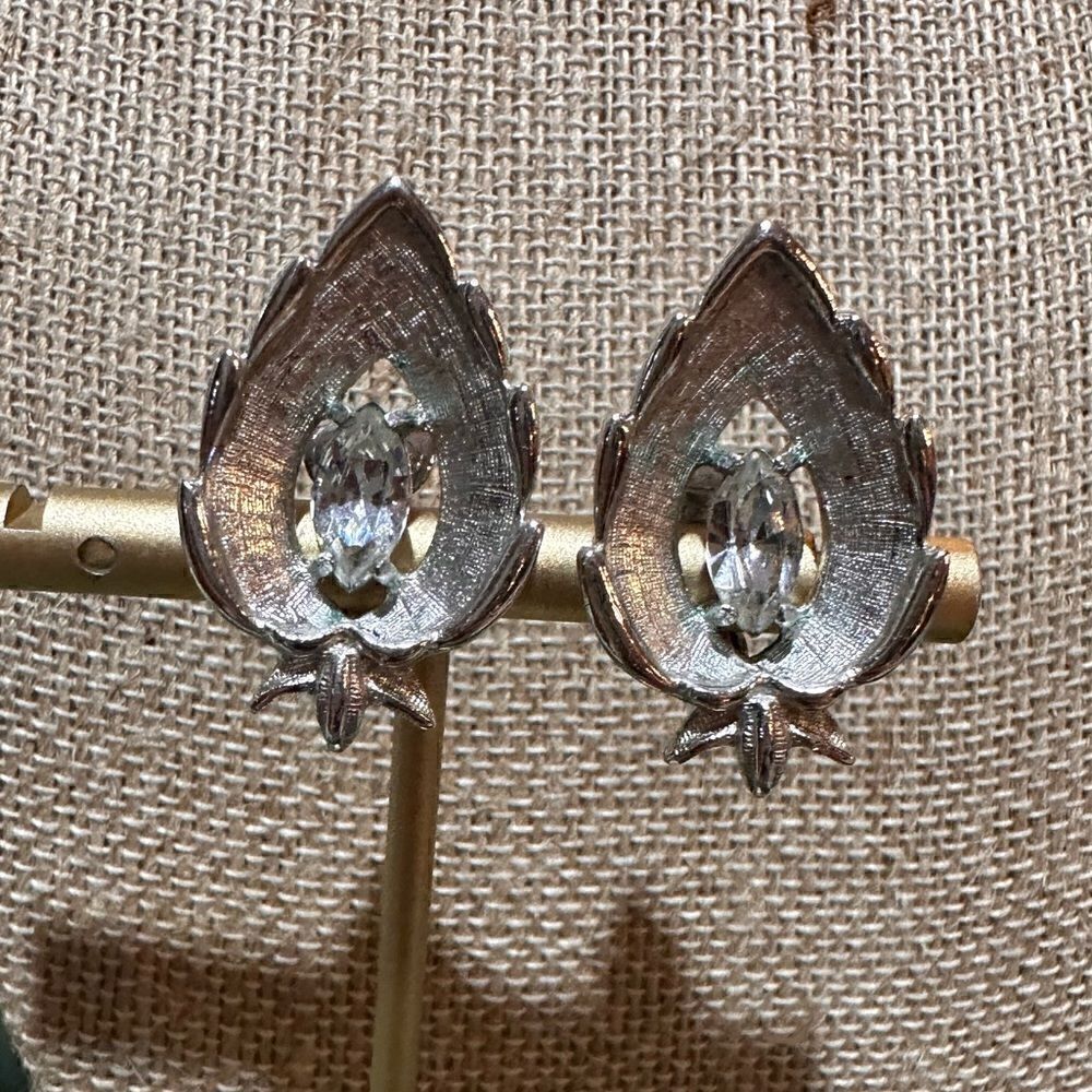 VintageโSignedโSarahย CoventryโRhinestoneโBrushedโSilverโToneโClipโonโEarrings